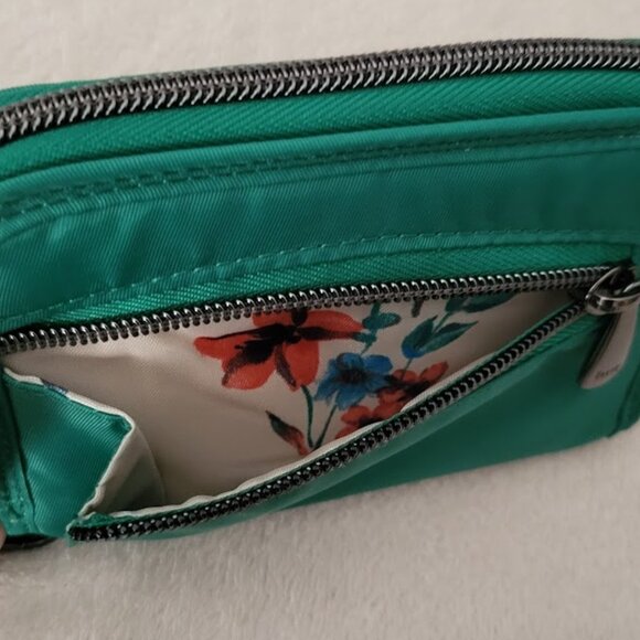 EUC Lug KELLY GREEN Rodeo 2 wristlet wallet - Picture 6 of 7